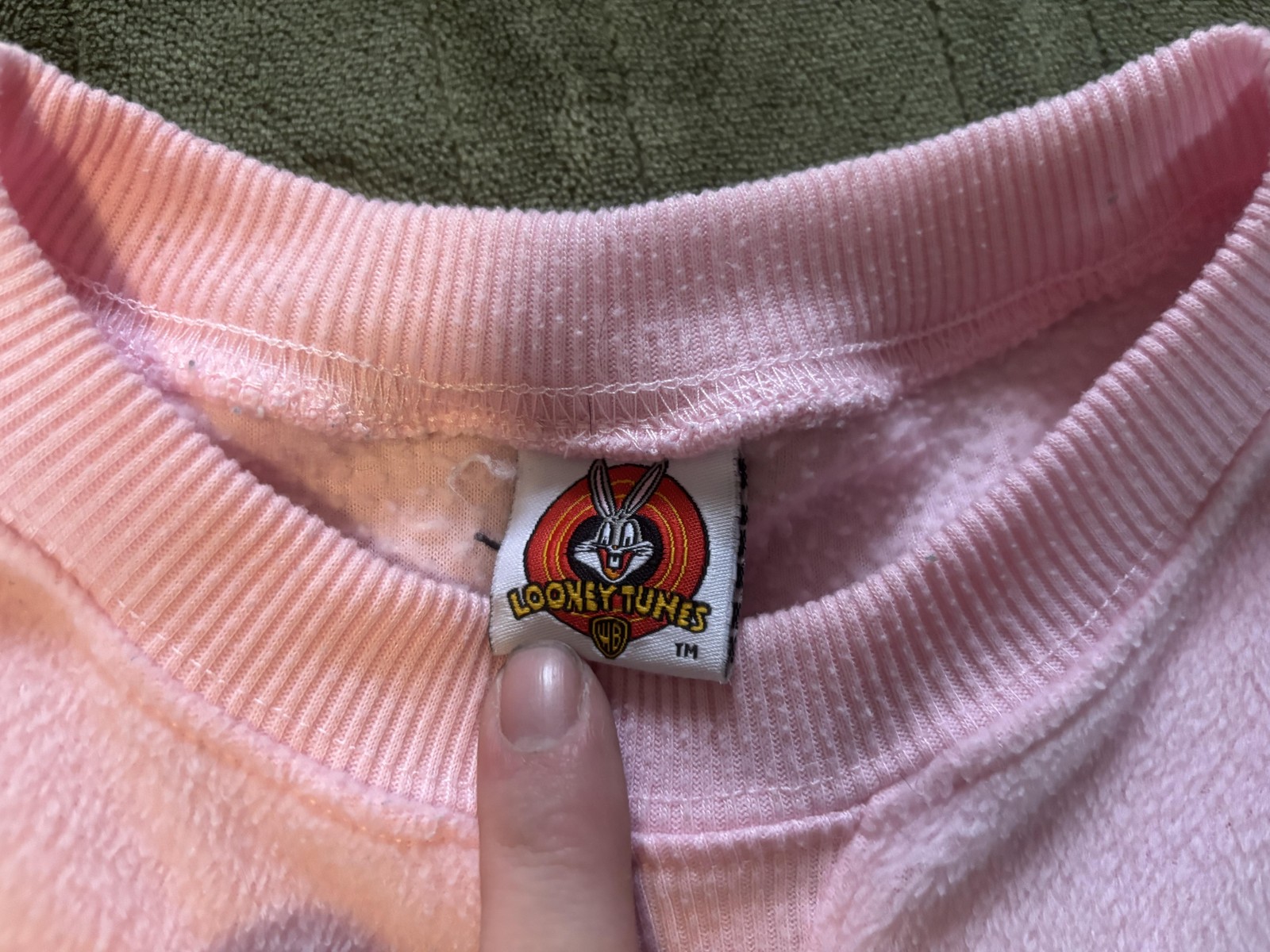 Looney Tunes Sweatshirt Large Pink Enchanting Skunk Graphic Crewneck Fleece