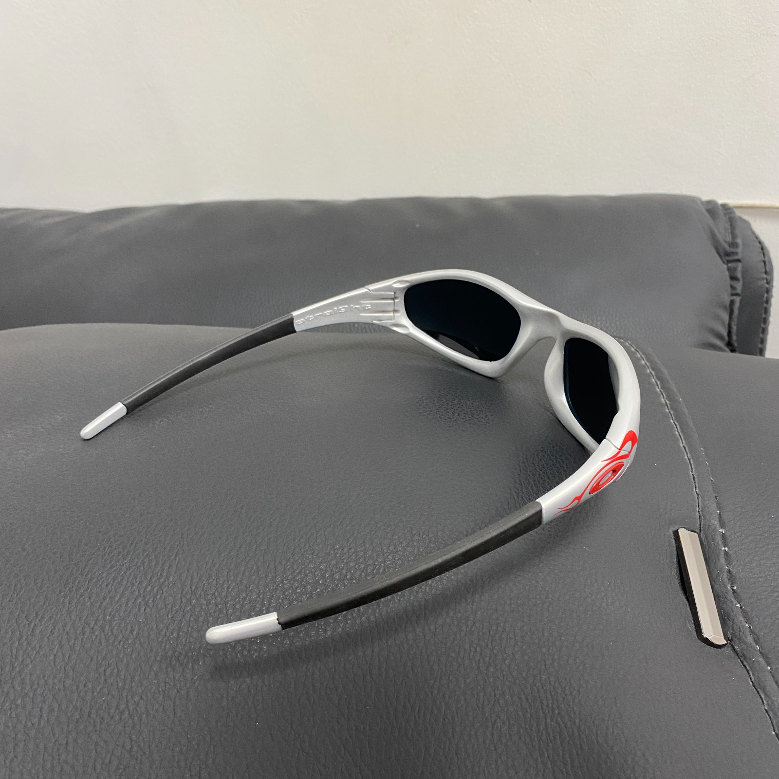 Vintage Oakley Straight Jacket 99 Muzm 9505 Sunglasses Silver Frames Red Lenses