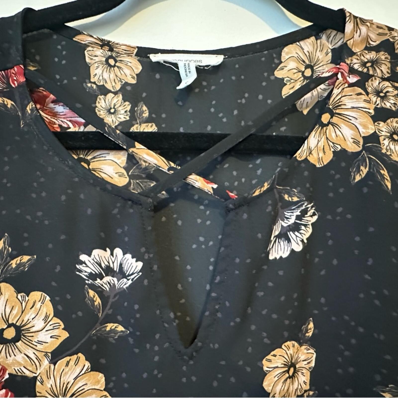 Maurice’s Floral Black Women’s Top Size Small Black Gold Pink