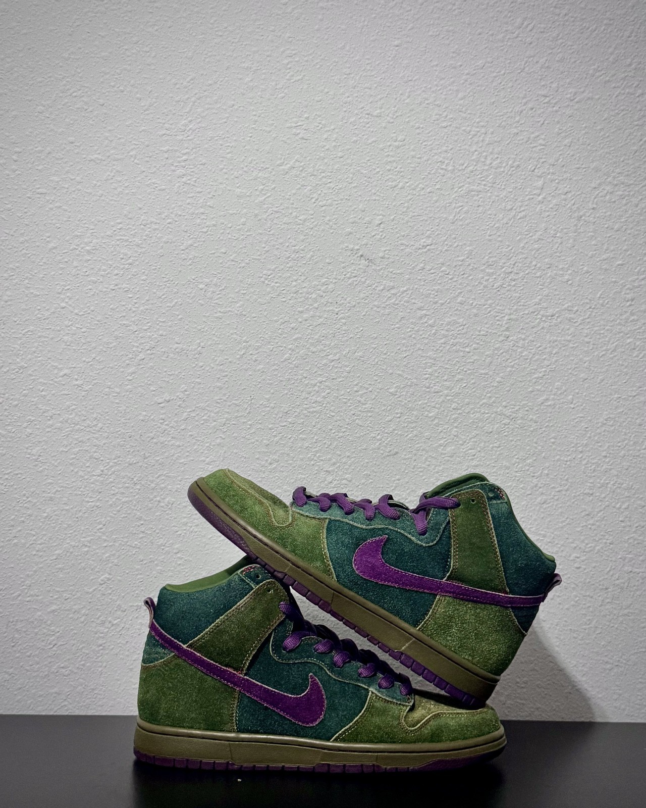 Size 9 Nike SB Dunk High Skunk 420