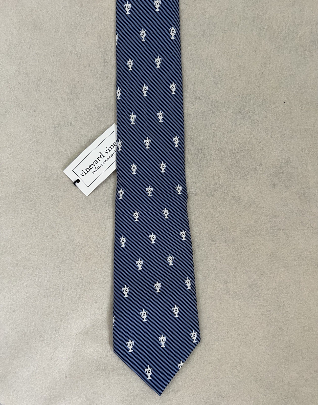 Vineyard Vines Blue/White Striped Golf Trophy Logo Silk Woven Men’s Tie 3.35”
