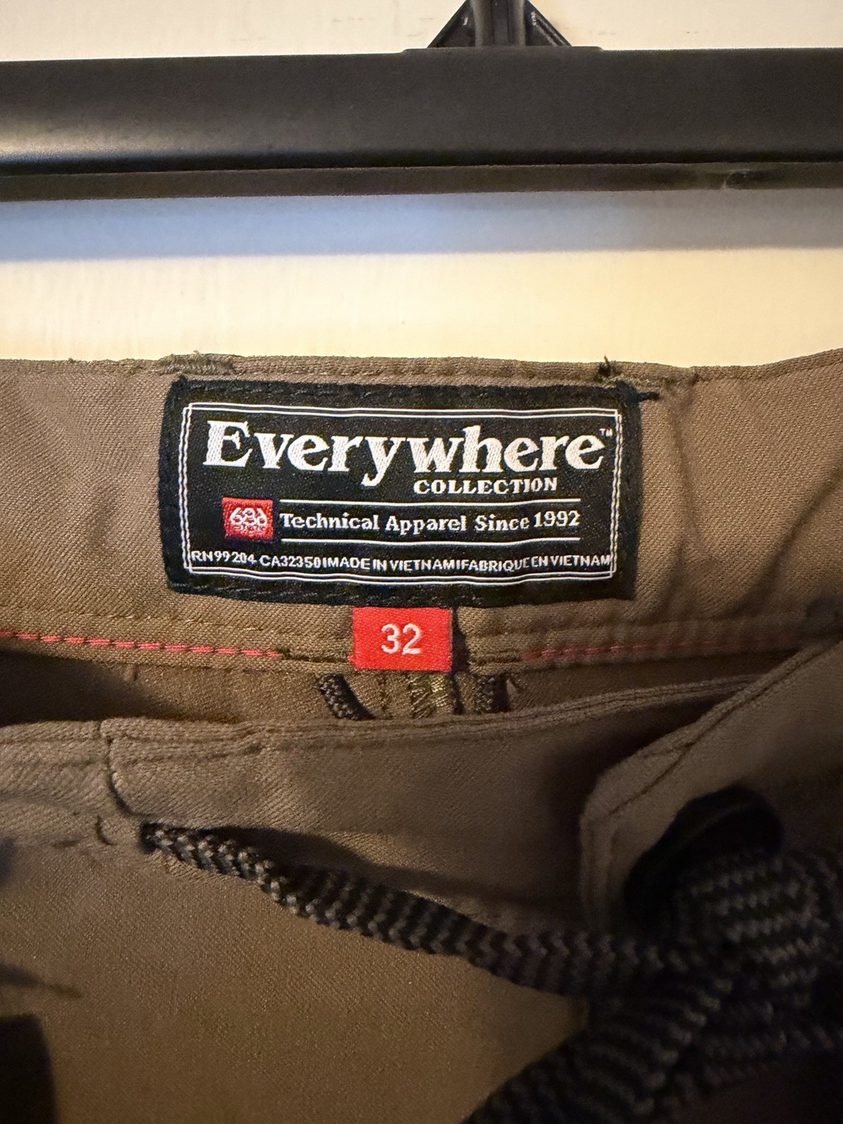 686 everywhere Shorts below Knee Size 32 Brand New With Tags