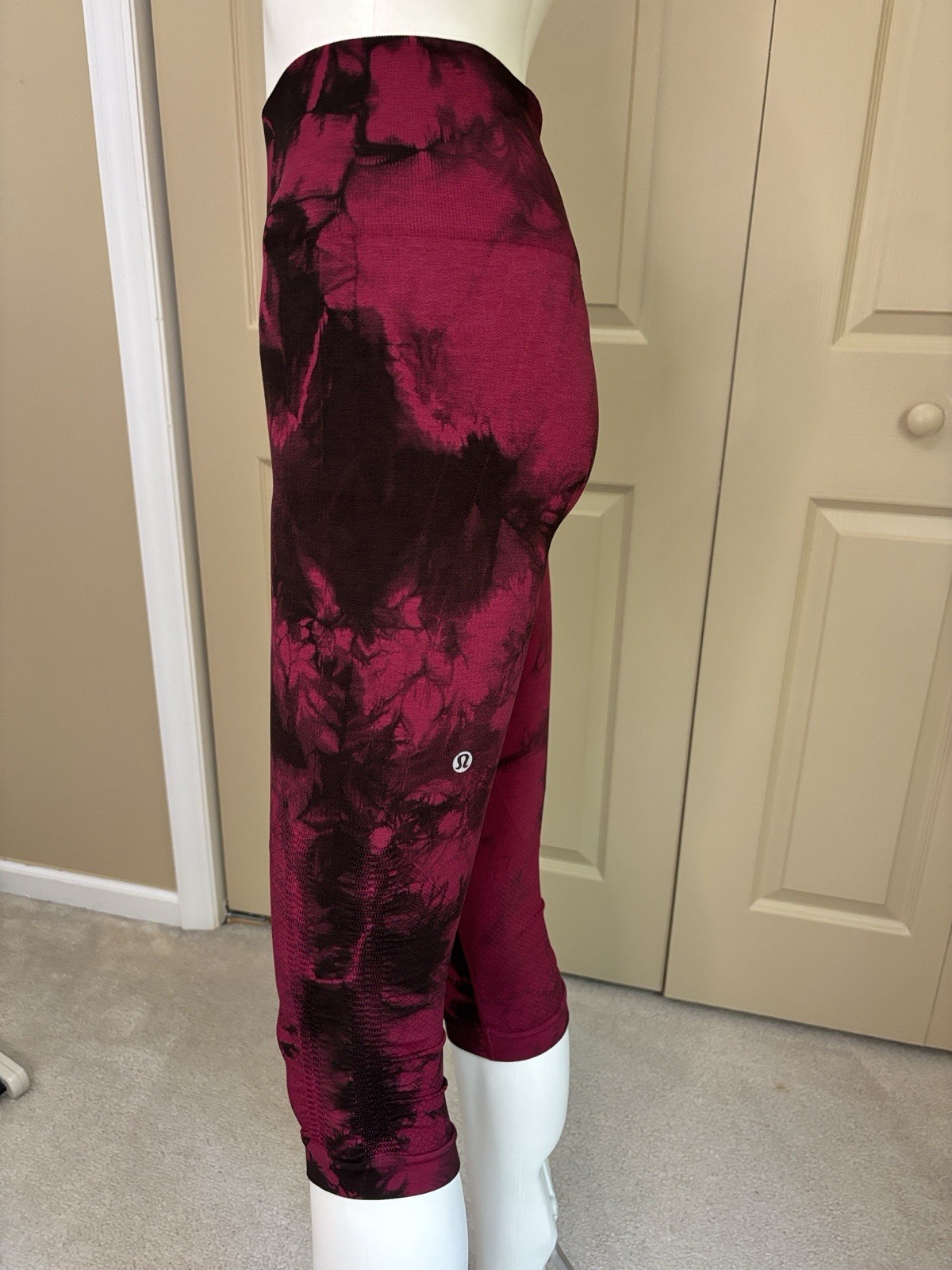 Lululemon Women’s In the Flow II Leggings Size 4 Wineberry Tie Dye Logo Accent