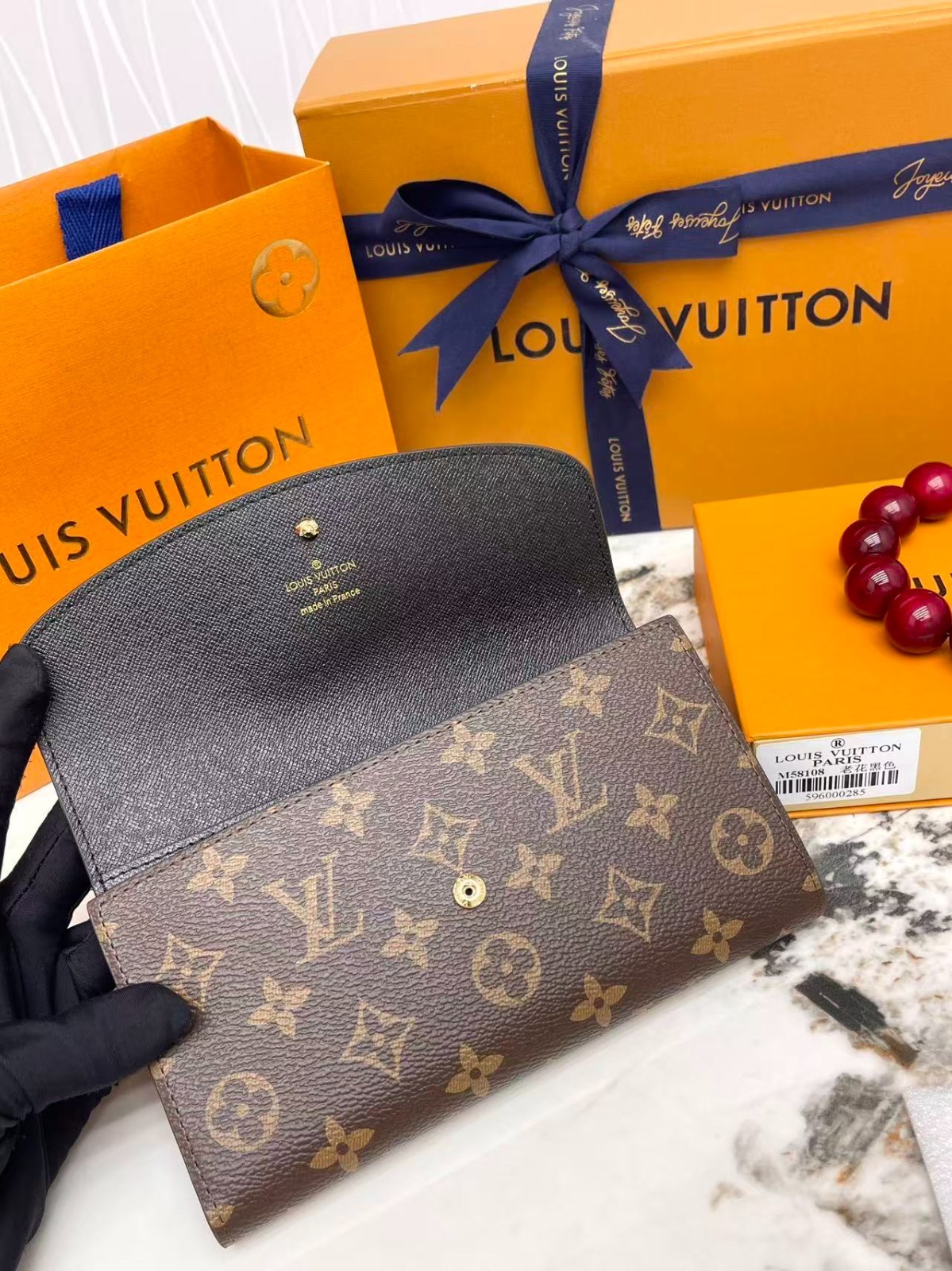 Louis M58108 Sarah Wallet Monogram Canvas Black Interior