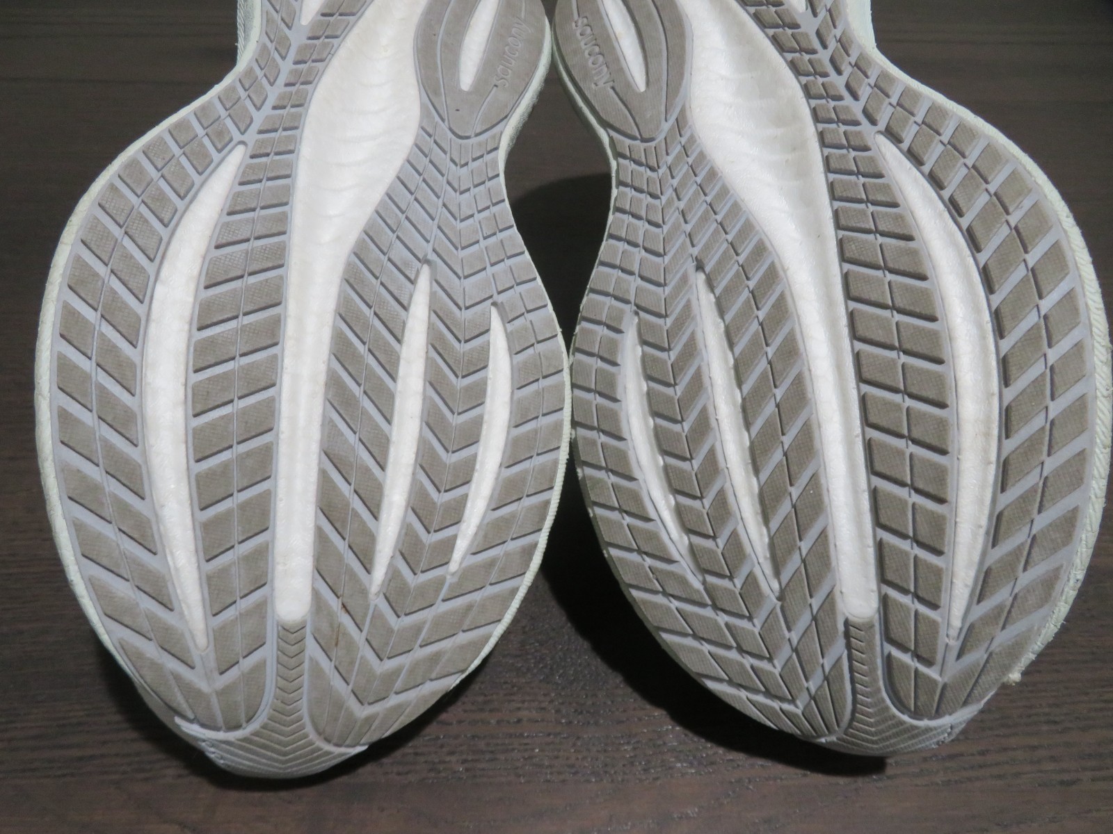 Saucony Triumph 22 Womens 5 Wide Shoes White Running Walking Sneaker S10965-245