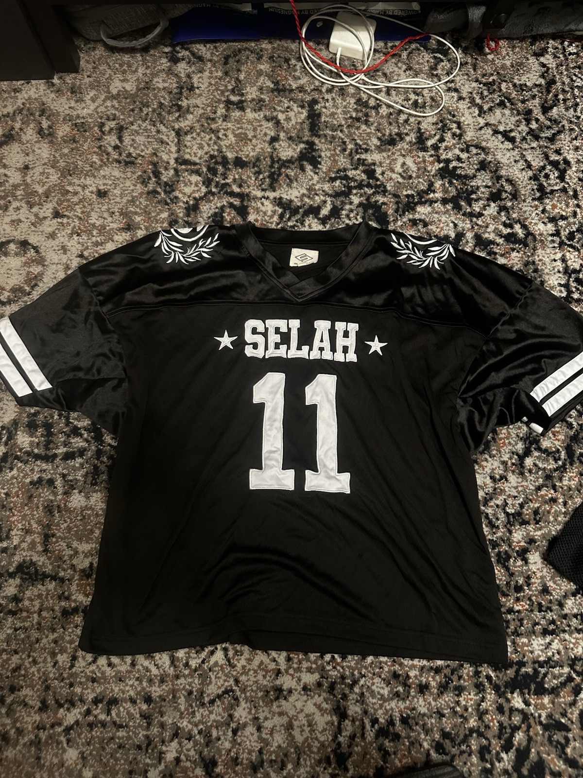 Selah Men’s Black V-Neck Graphic Print Logo Jersey Style 11 T-Shirt Size L