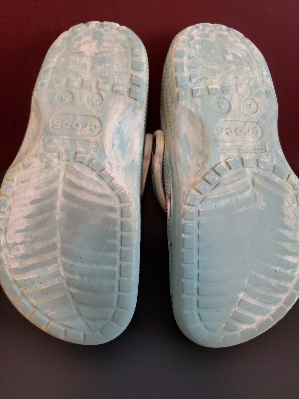 Crocs Clogs W/8 – M/6 Aqua Blue & White & Light Green Swirls & Jibbitz Charms