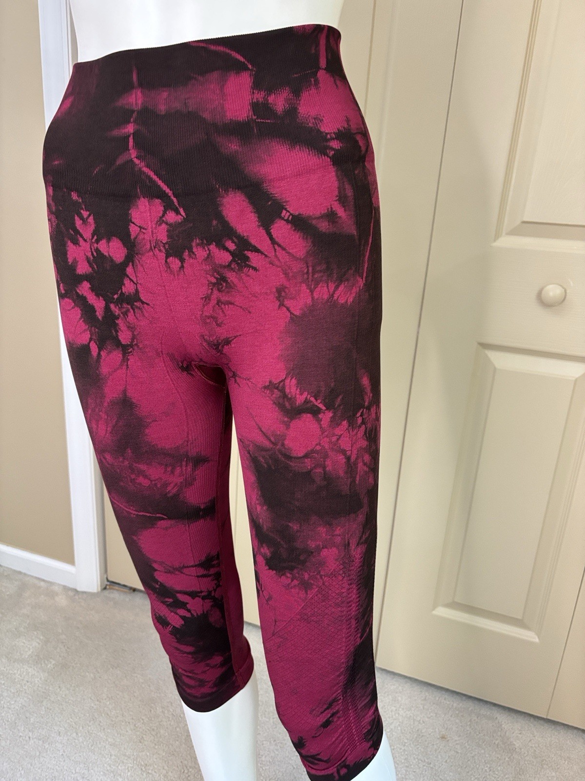 Lululemon Women’s In the Flow II Leggings Size 4 Wineberry Tie Dye Logo Accent