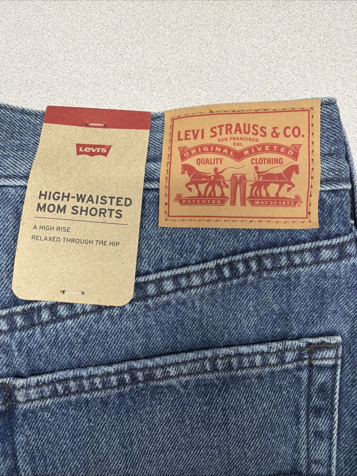 Levi’s Women’s High-Waisted Relaxed Fit 5 Pocket Cotton Denim Mom Short, 32 (14)