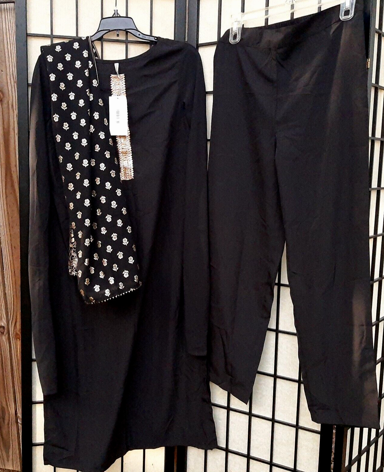 Fiorra Black Poly Crepe Sraight Kurta w/ Pant & 2 Dupatta Set M Black , Gold