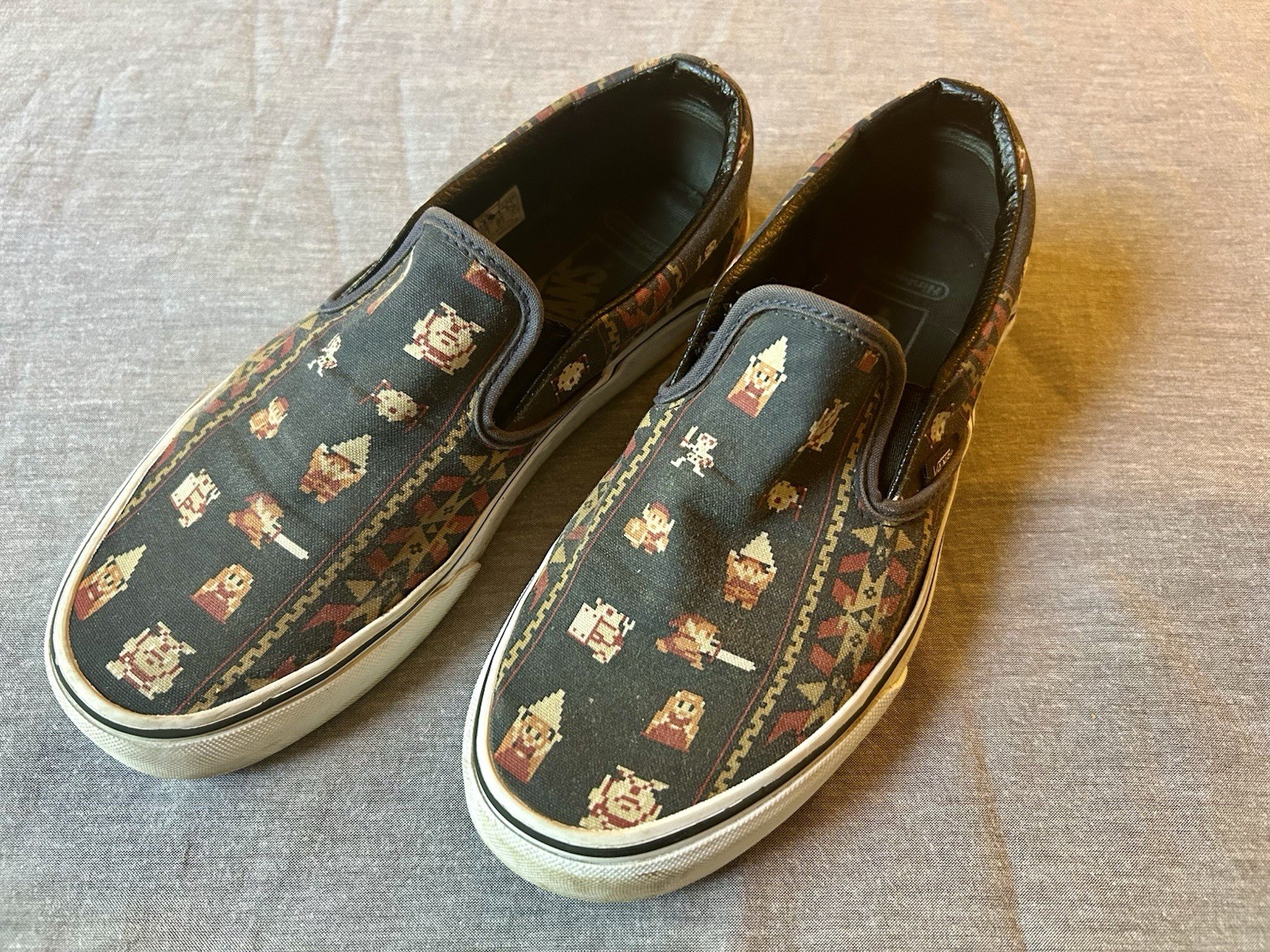 Vans RARE ZELDA VINTAGE Slip- On Low Top Canvas Sneakers