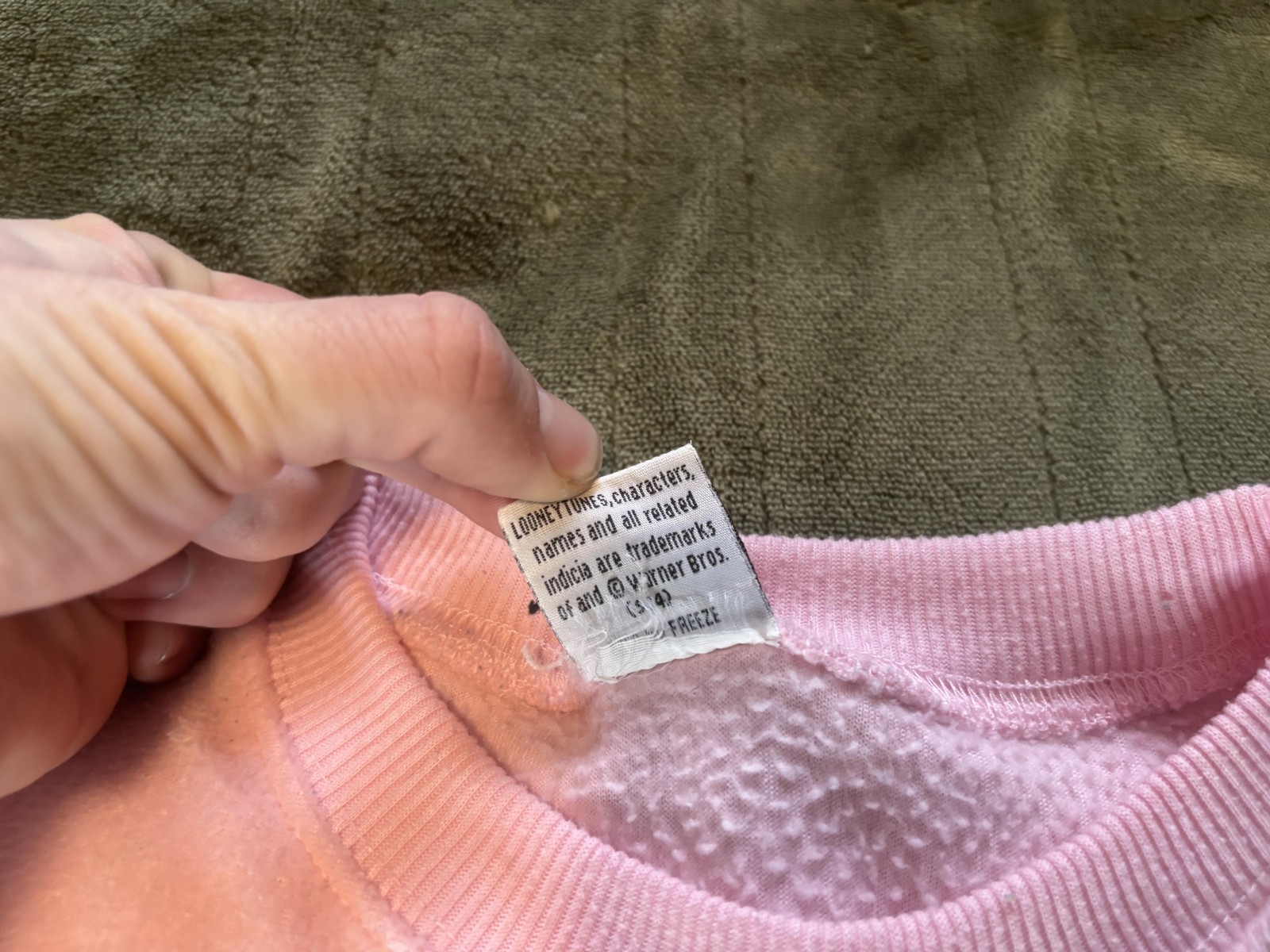 Looney Tunes Sweatshirt Large Pink Enchanting Skunk Graphic Crewneck Fleece