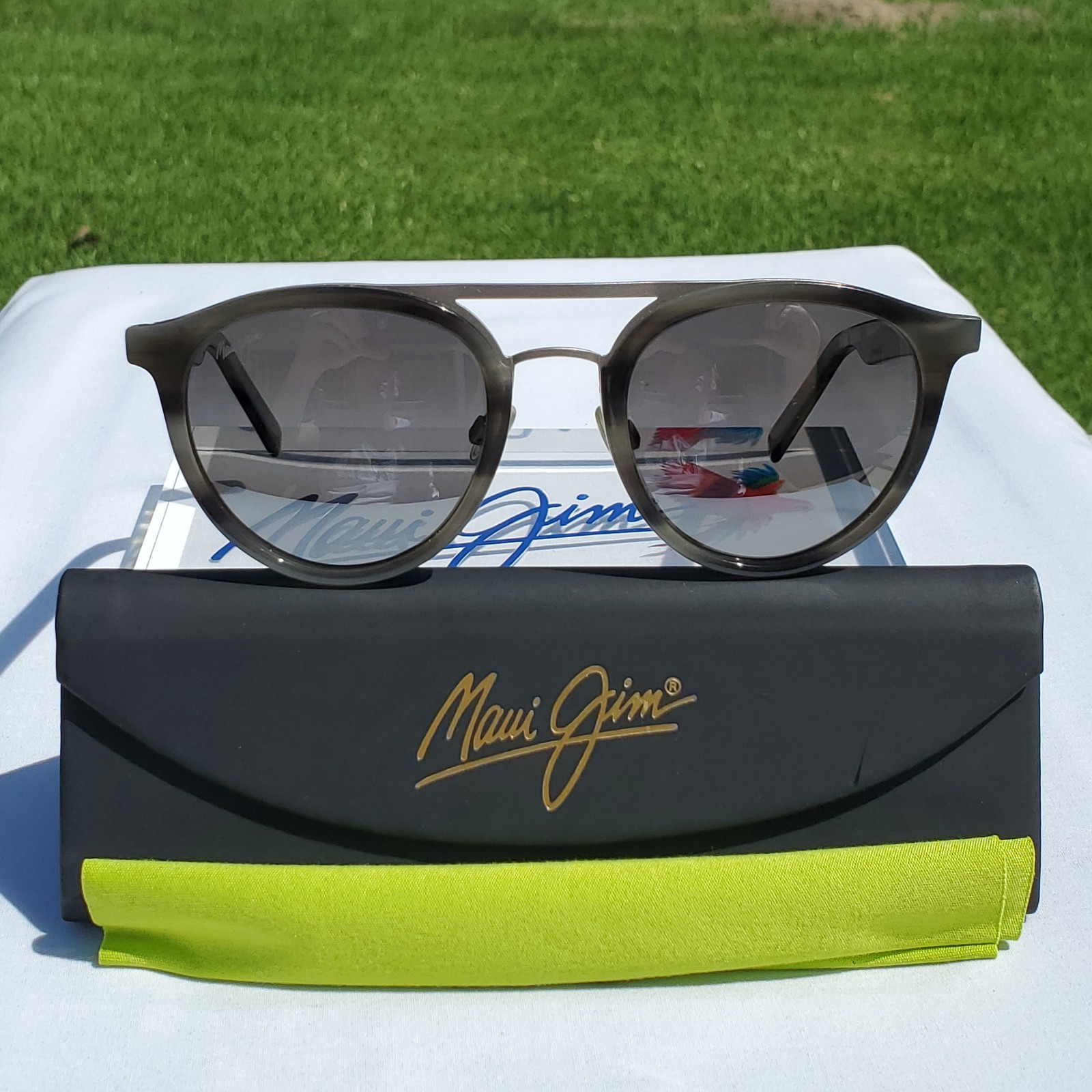 *******Maui Jim “SUNNY DAYS” 529-14E Gloss Grey Horn Frames / Grey Lenses*******