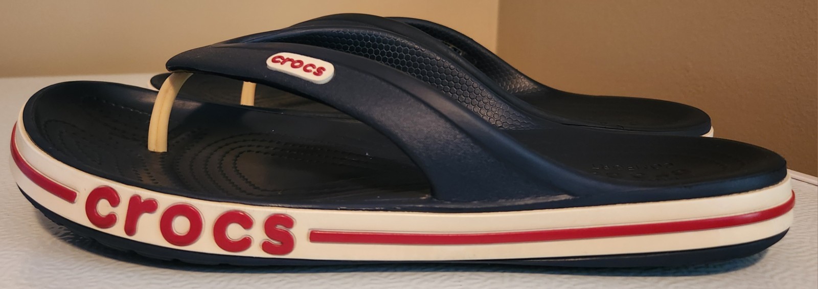 Crocs Bayaband Thong Flip Flops Navy, Pepper & White Men’s 7/Women’s 9 – READ