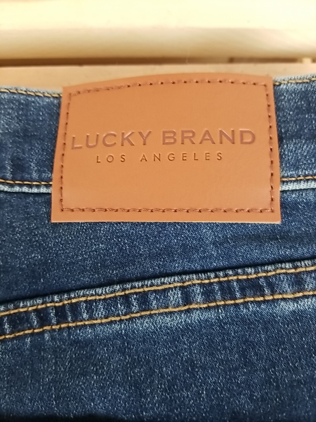 Men’s Lucky Brand 121 Slim Straight Medium Wash Blue Denim Jeans – NEW WITH TAGS