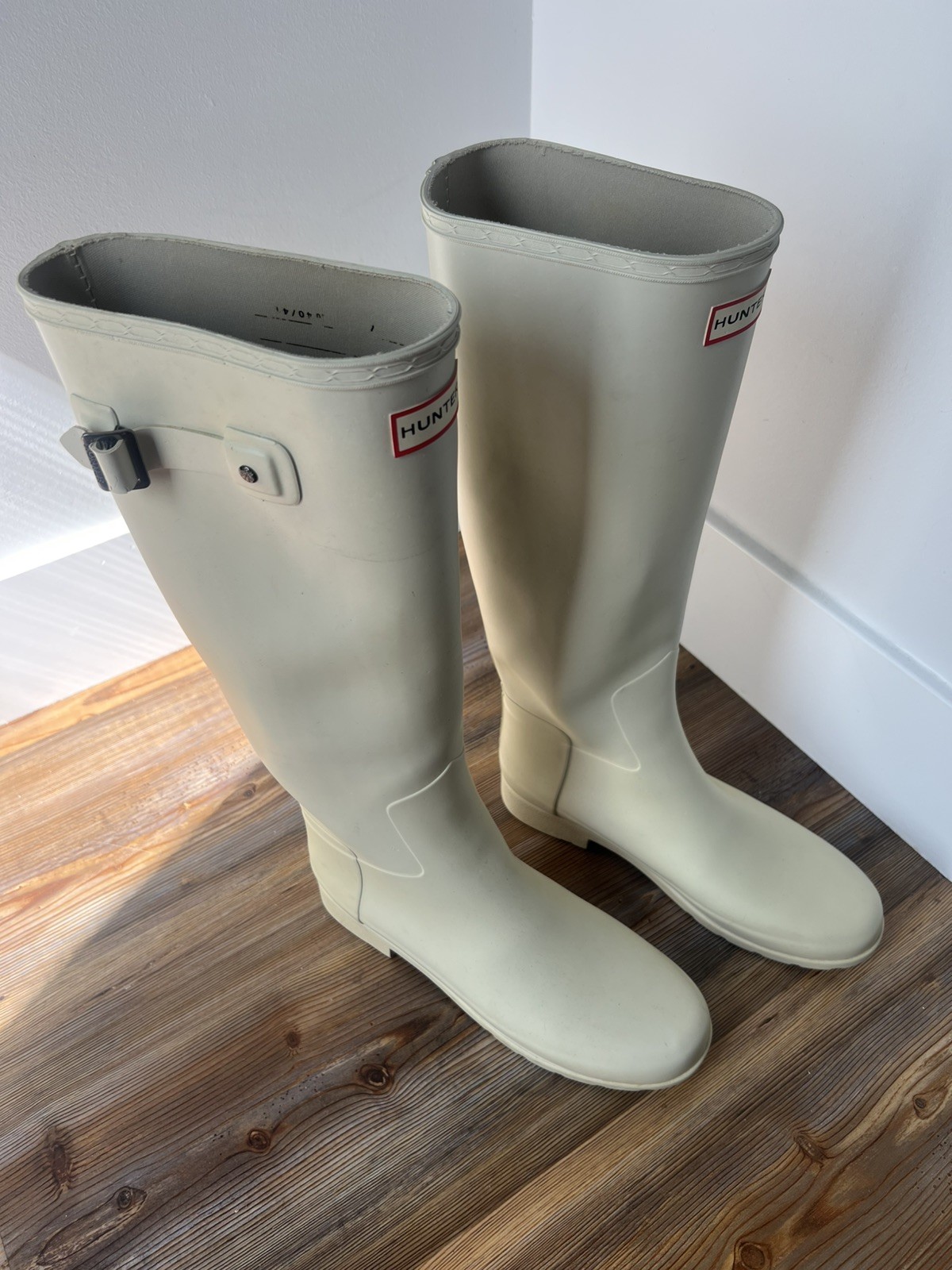 Hunter Women’s White Knee High Waterproof Rubber Rain Boots Buckle Pull On