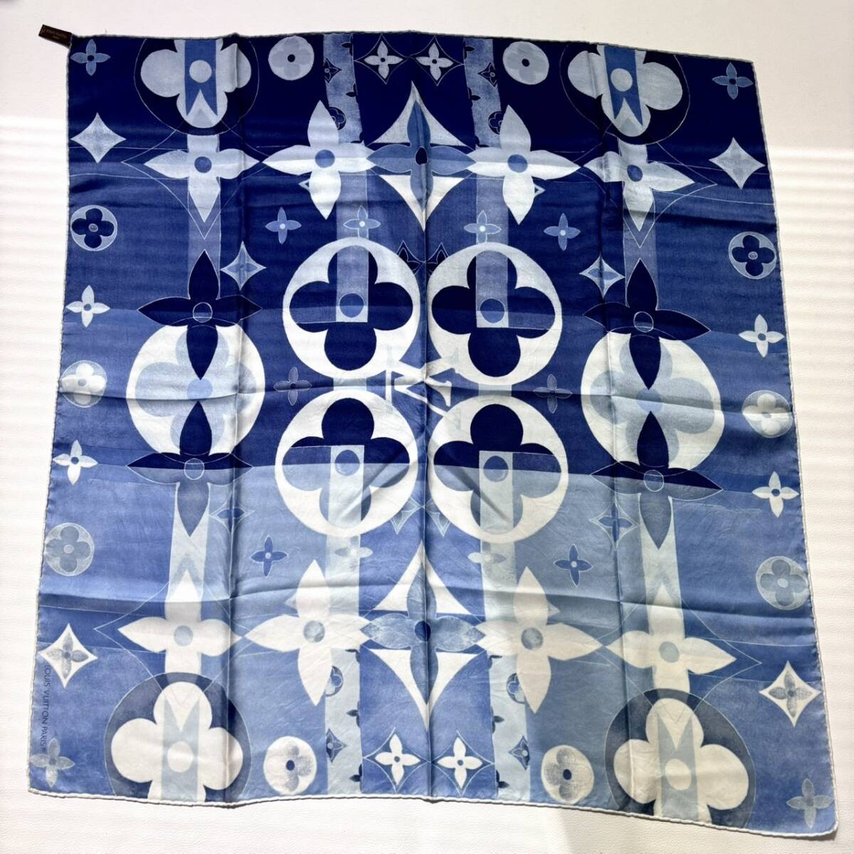 Louis Vuitton Large Silk 100 Scarf Gradient 80 85 Blue For Women Japan