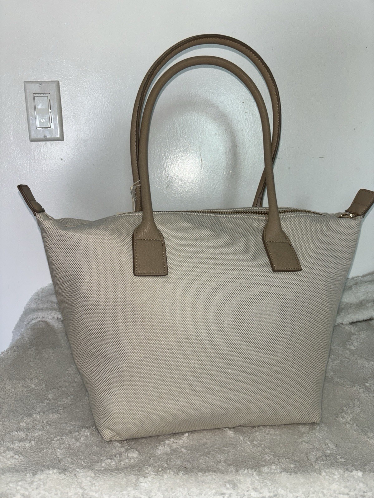 Universal Thread Beige Medium Tote Zip Top Brown Handles Strap Inner Pockets