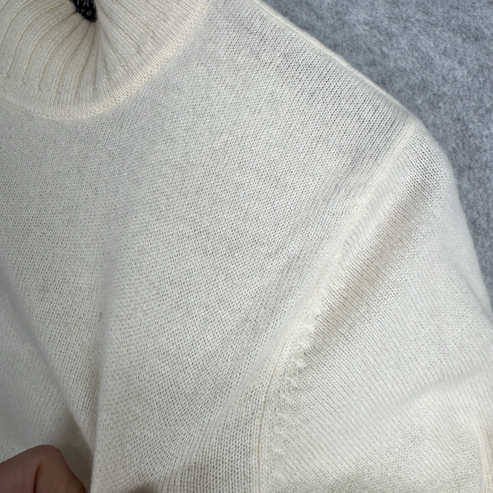 Parisian Signature Cashmere Turtleneck Sweater NWT Size M Whisper White Flaw VTG