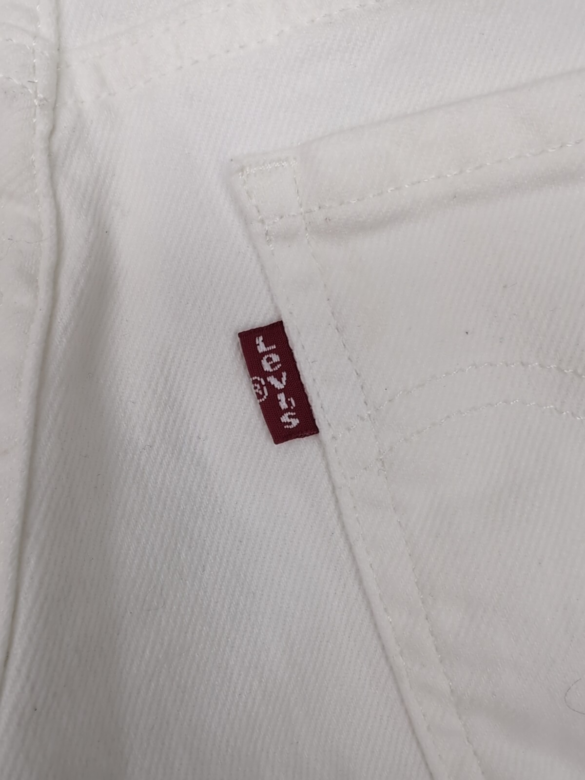 Levi Strauss Women’s Mid Rise Mid Length Slim Hip Denim Short White Sz 28 AM36
