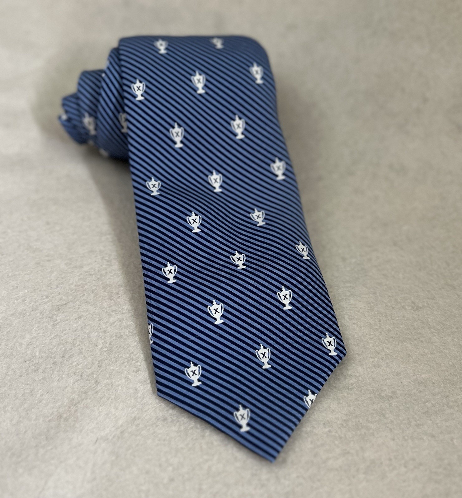 Vineyard Vines Blue/White Striped Golf Trophy Logo Silk Woven Men’s Tie 3.35”