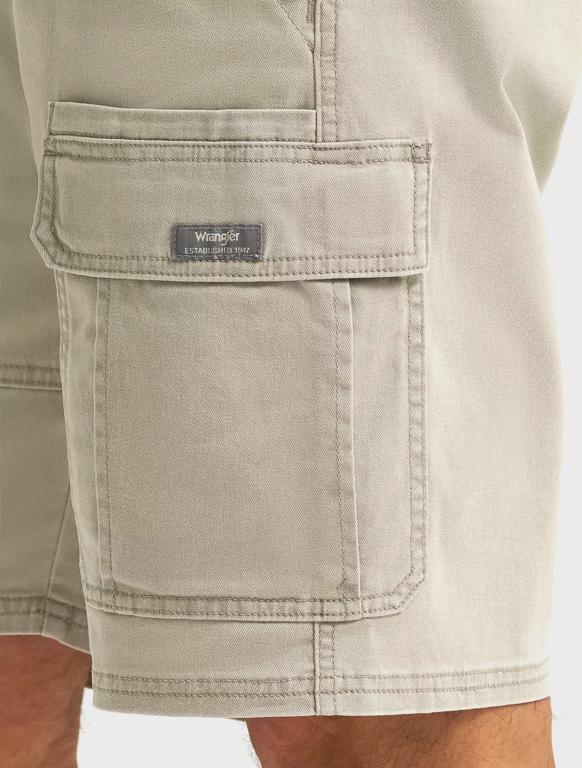 Men’s Wrangler 10 in Cargo Shorts w Stretch Aluminum Above Knee Flat Tech Pocket