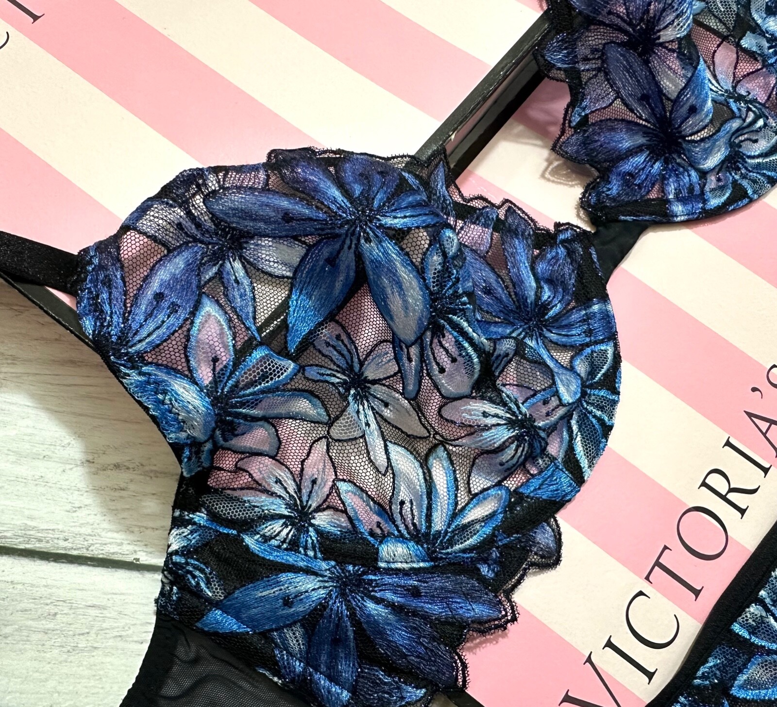 Victoria’s Secret Ziggy Floral Embroidery Bra Thong Set Set Black/Blue