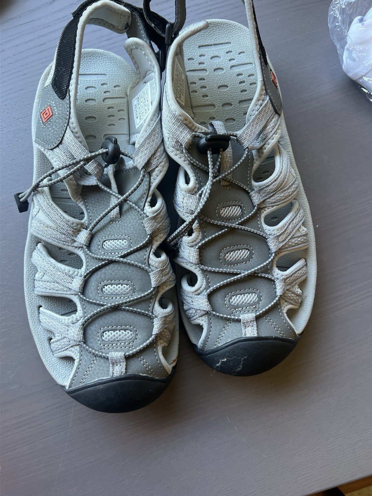 The ZEVEM men’s sandal in size 10
