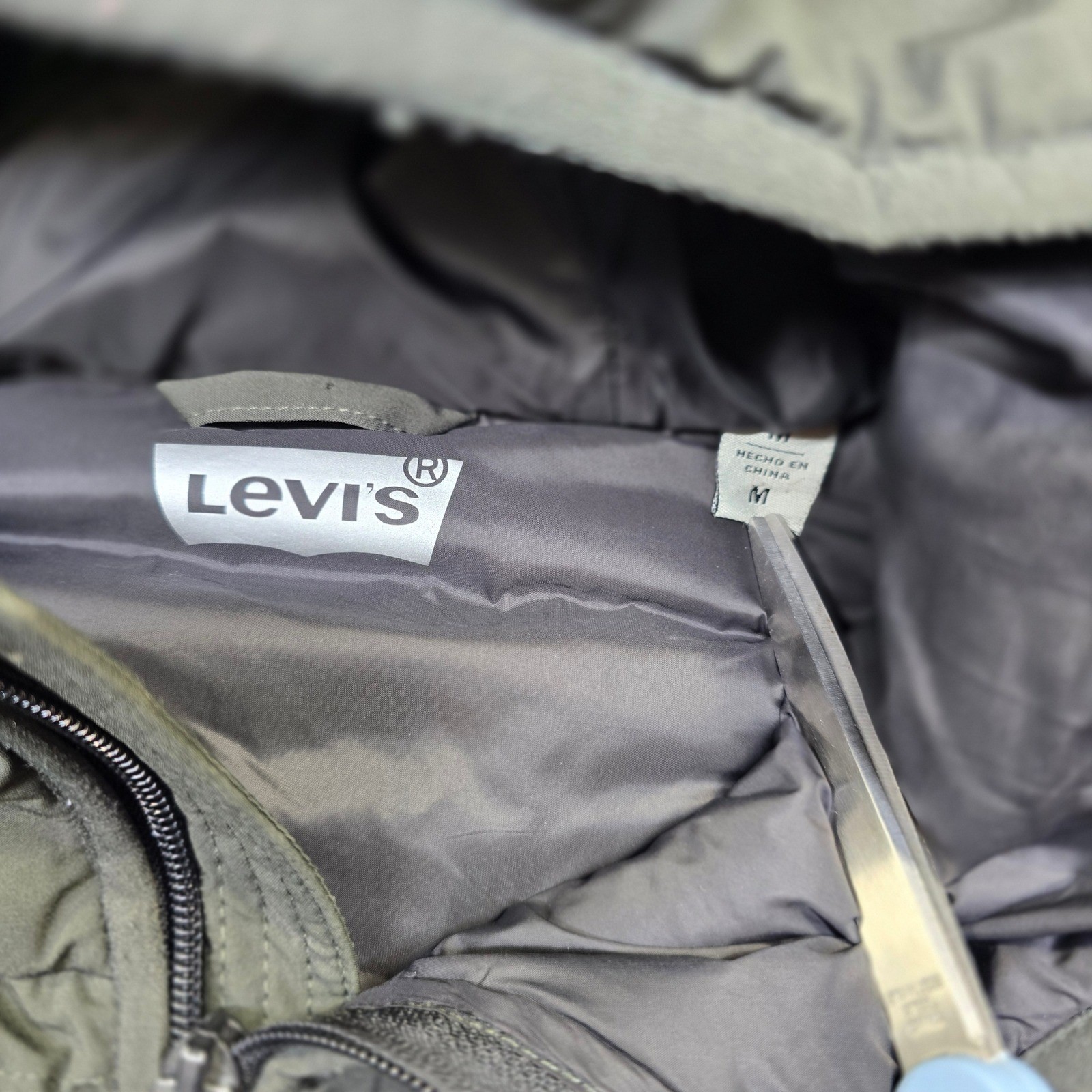 Levi’s Puffer Jacket Men’s Medium Olive Green Insulated Pockets Hooded WORK