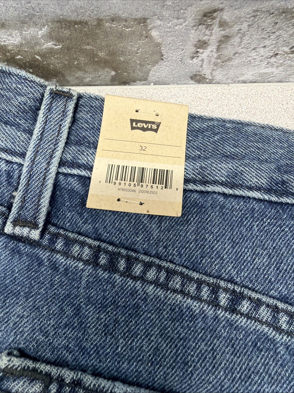 Levi’s Women’s High-Waisted Relaxed Fit 5 Pocket Cotton Denim Mom Short, 32 (14)