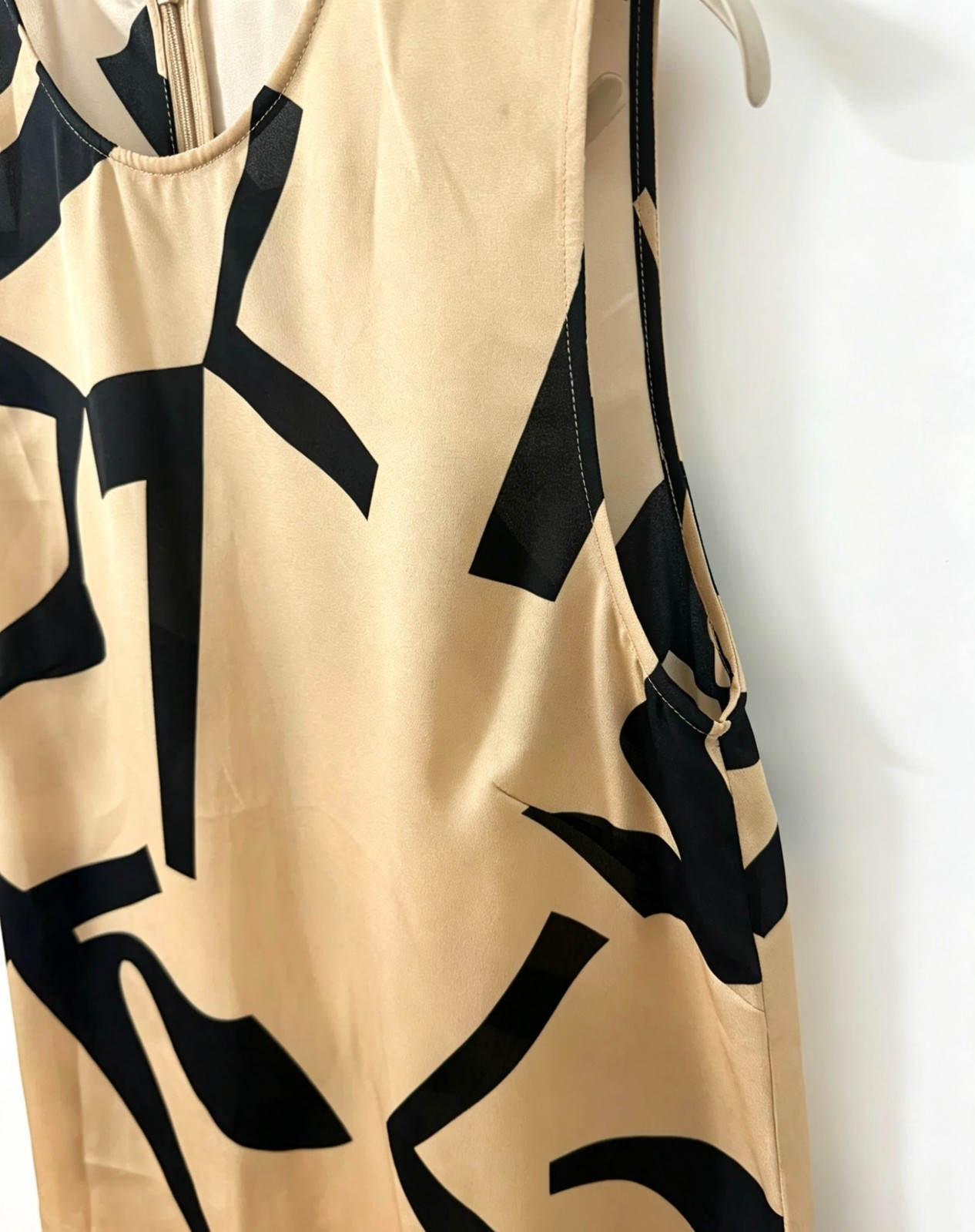 Women’s Geometric Print Sleeveless Top Beige Black Abstract Pattern Blouse