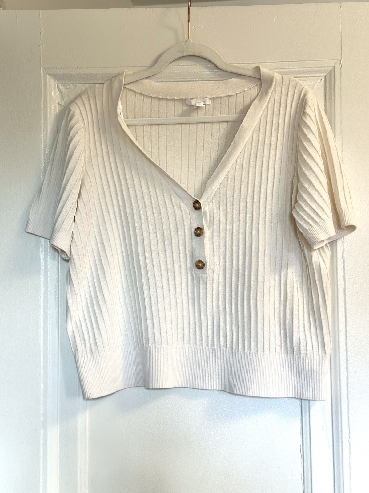 H&M woman Cream Ribbed Knit Top Short Sleeve Button V-Neck Minimalist Size XL