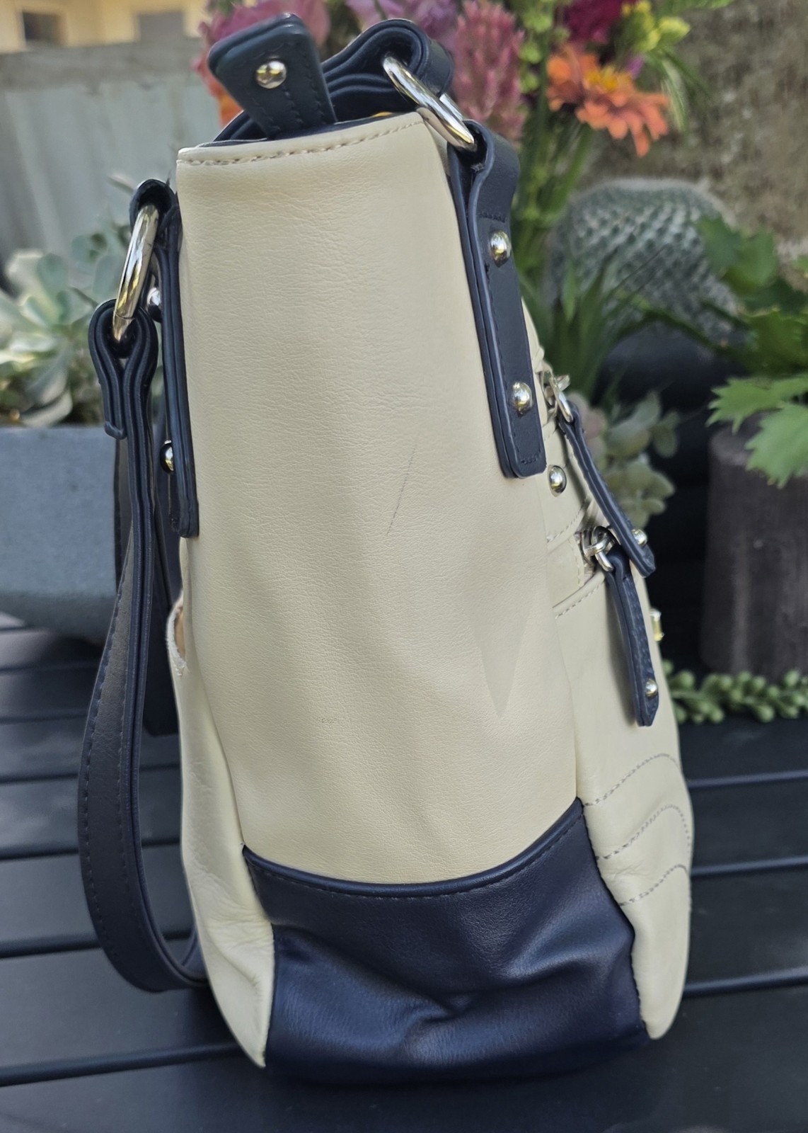 Stone Mountain Large Women’s Beige/Navy Leather Shoulder Bag Zip, Pockets, Strap