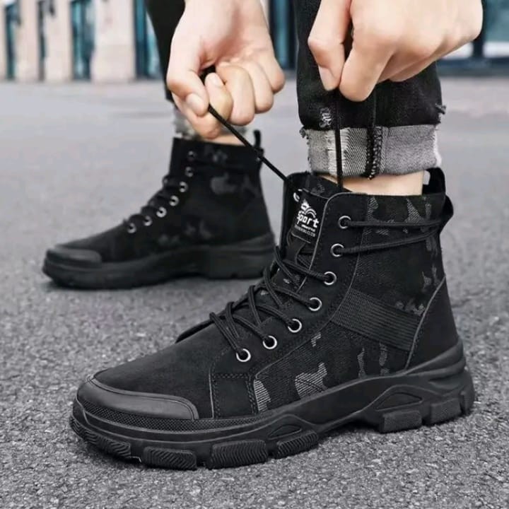 Large size comfortable men’s anti slip and windproof high top lace up hiking boo