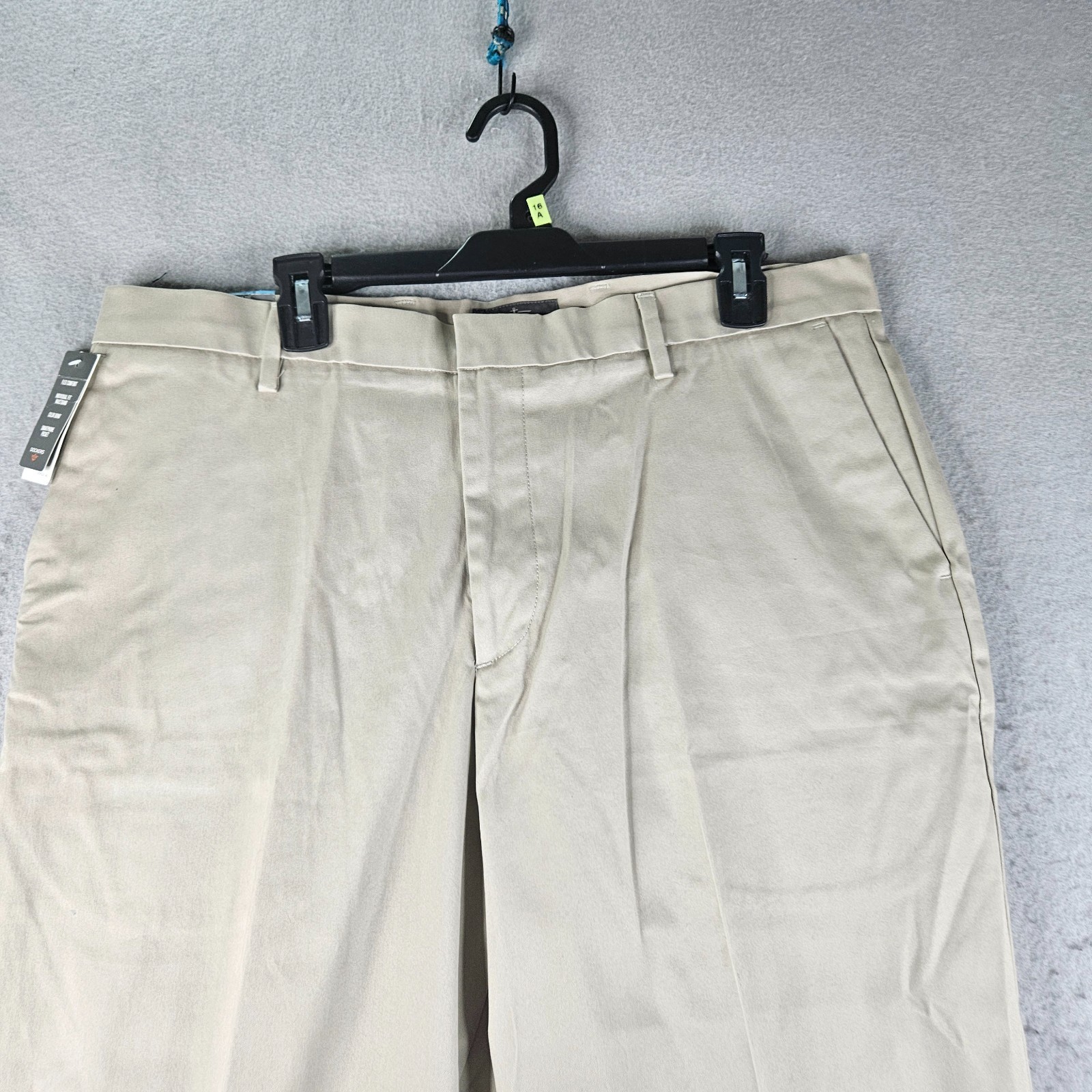 NEW Dockers Khaki Pants Mens 36×32 Beige Relaxed Business Office No Iron Flat