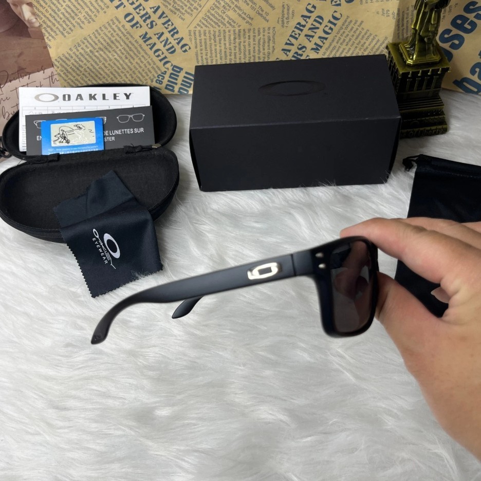 Oakley Holbrook Sunglasses Matte Black Frame Polarized Black Lens UV400 New