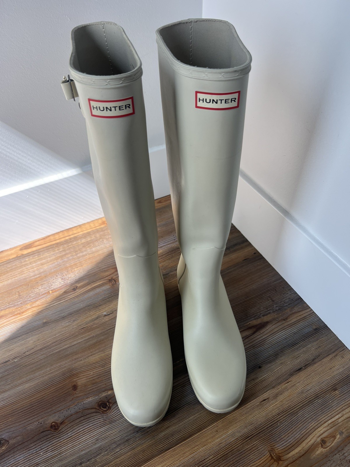 Hunter Women’s White Knee High Waterproof Rubber Rain Boots Buckle Pull On