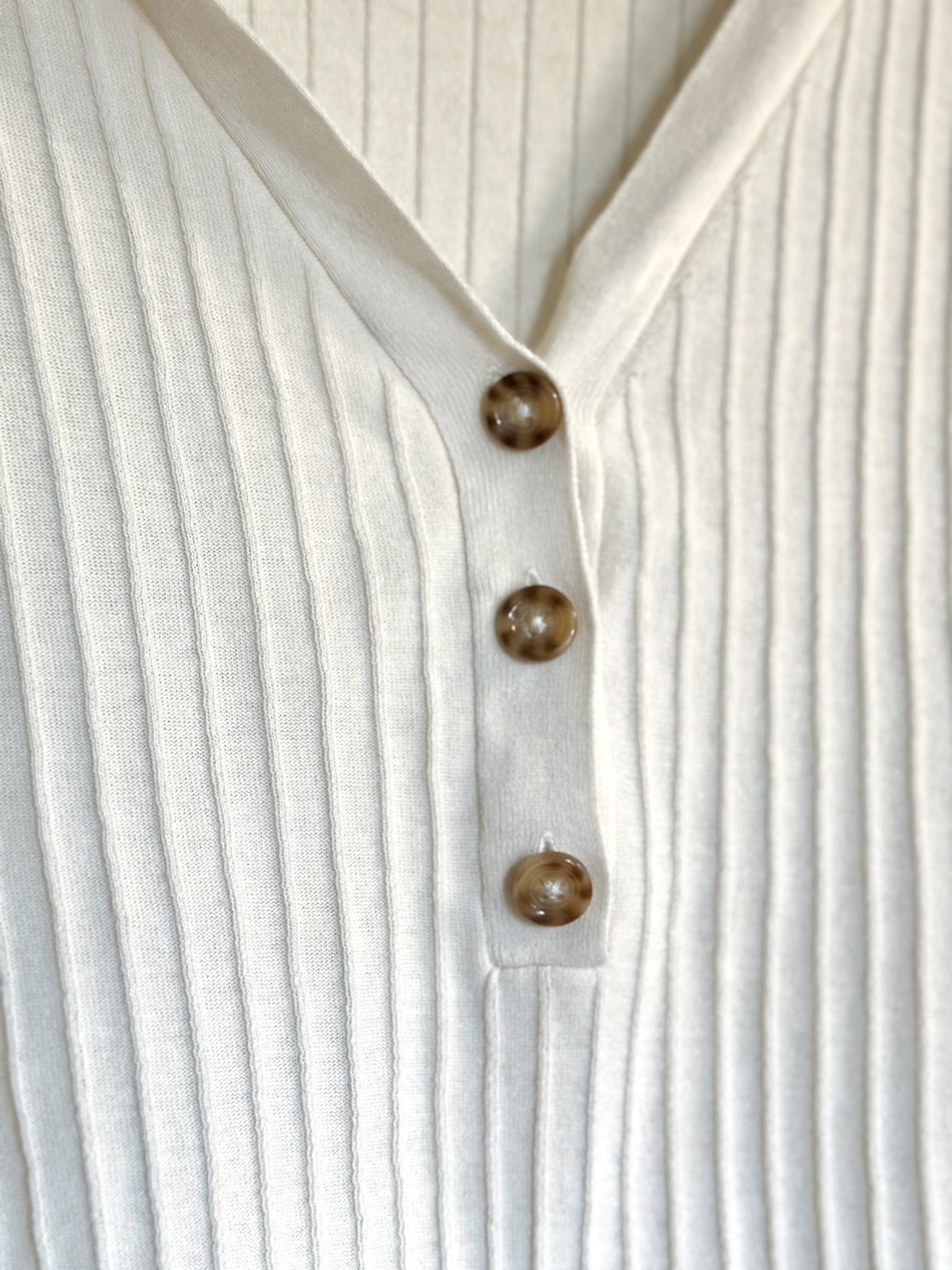 H&M woman Cream Ribbed Knit Top Short Sleeve Button V-Neck Minimalist Size XL