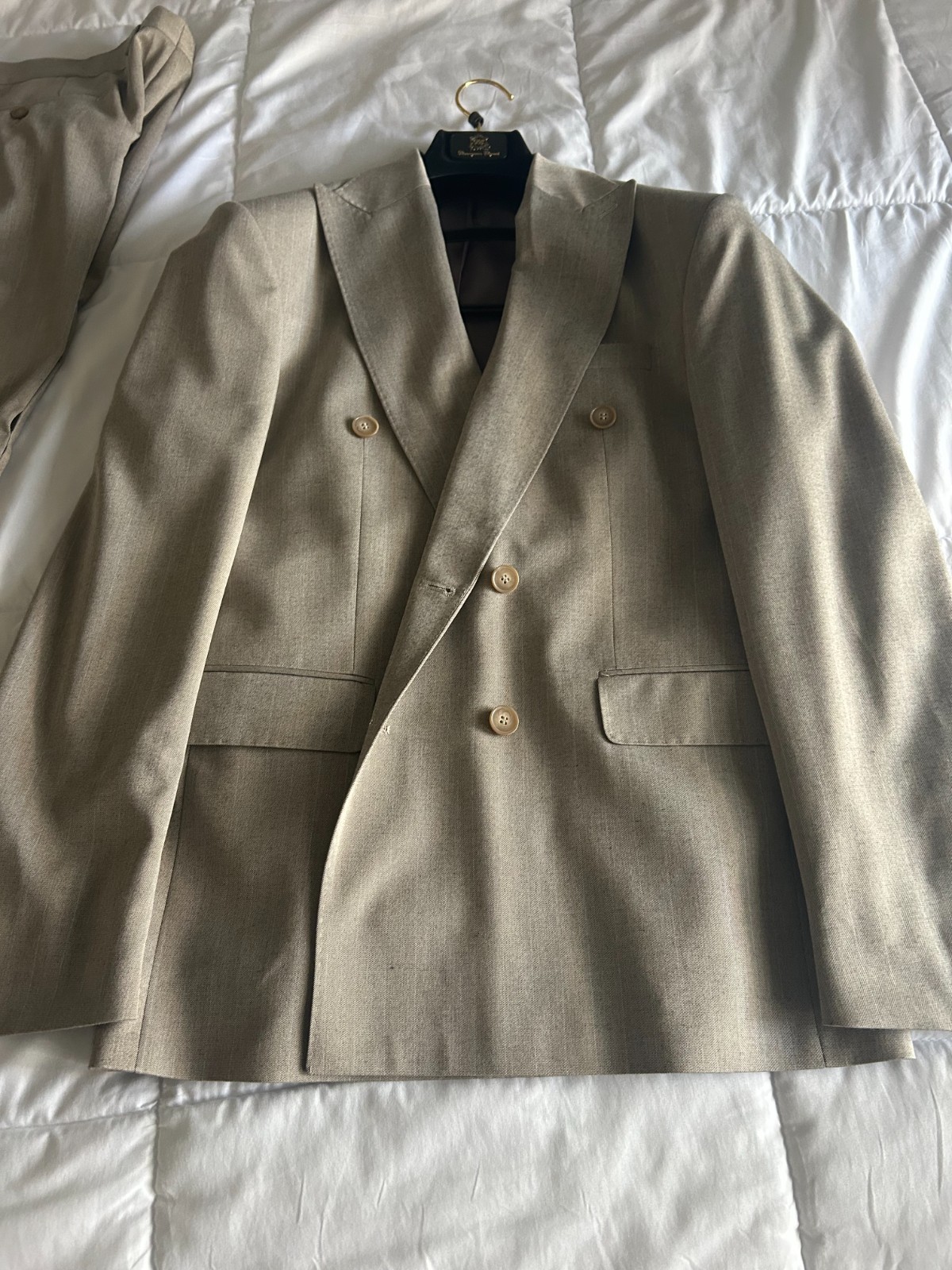 italian suit made in italy. New. Peak Lapel. Vented. Double Breasted. TAN