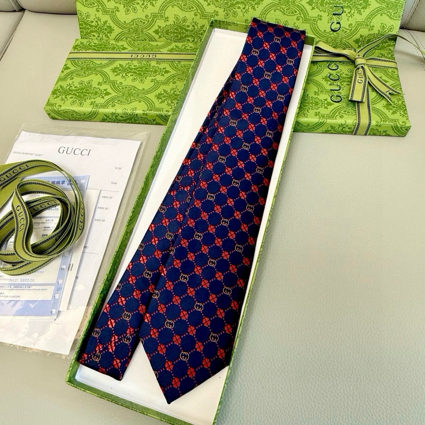 Gucci Men’s Designer silk Tie Blue/Red Geometric Logo Pattern Necktie in Box