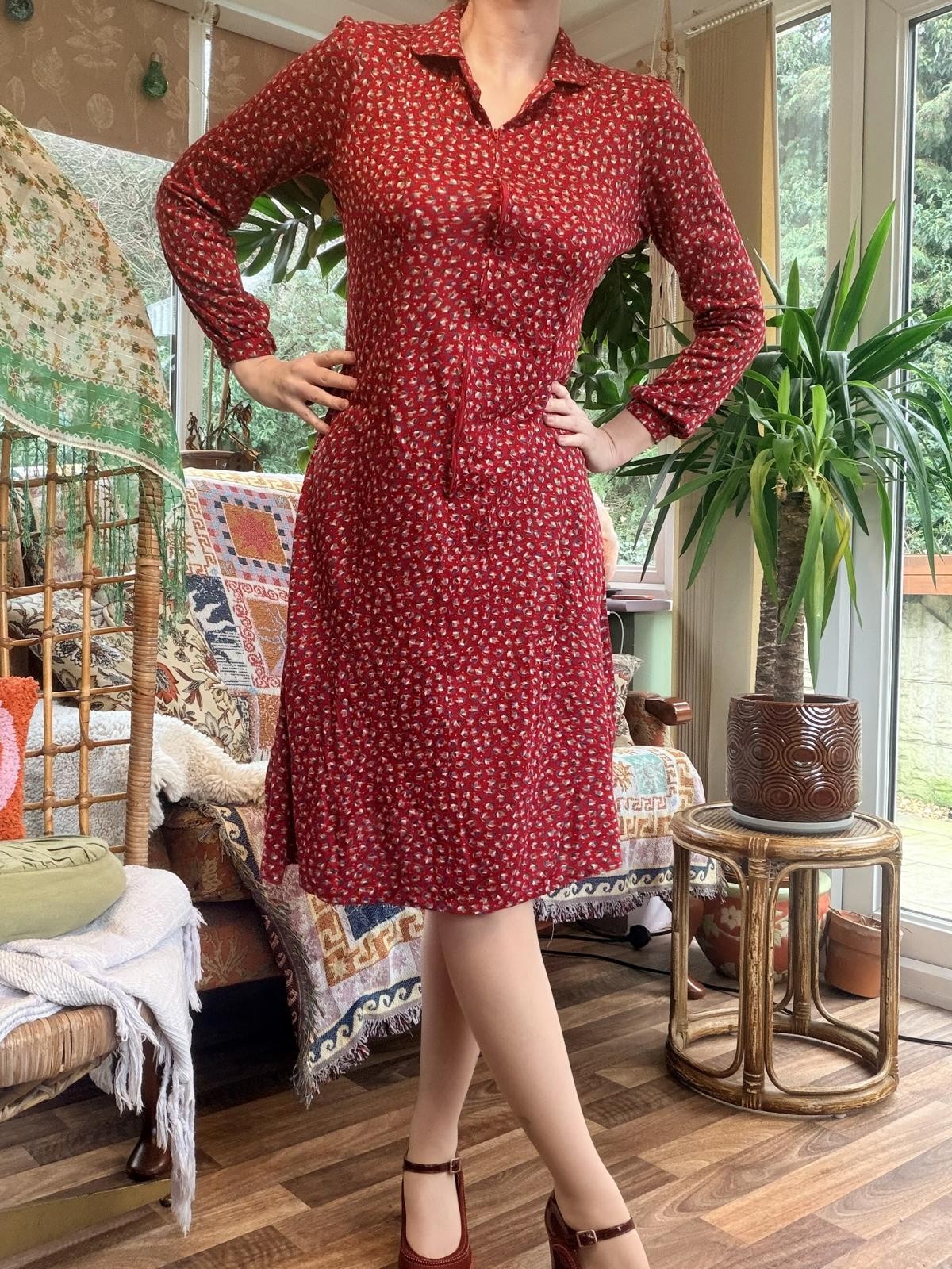 Vintage 1960s day dress Red size 14 Long Sleeve Floral retro shirt Dress