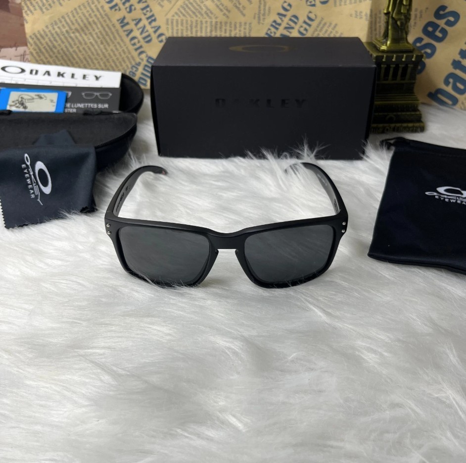 Oakley Holbrook Sunglasses Matte Black Frame Polarized Black Lens UV400 New