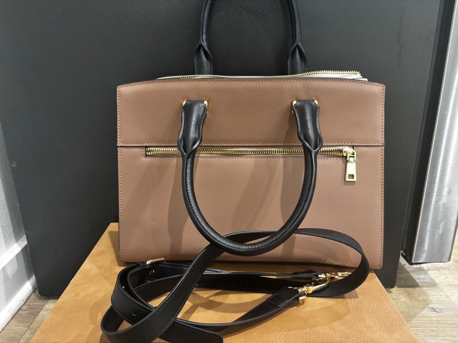 BOSTANTEN Nevin Elegant Medium Leather Crossbody Bag / New with Authenticity Tag