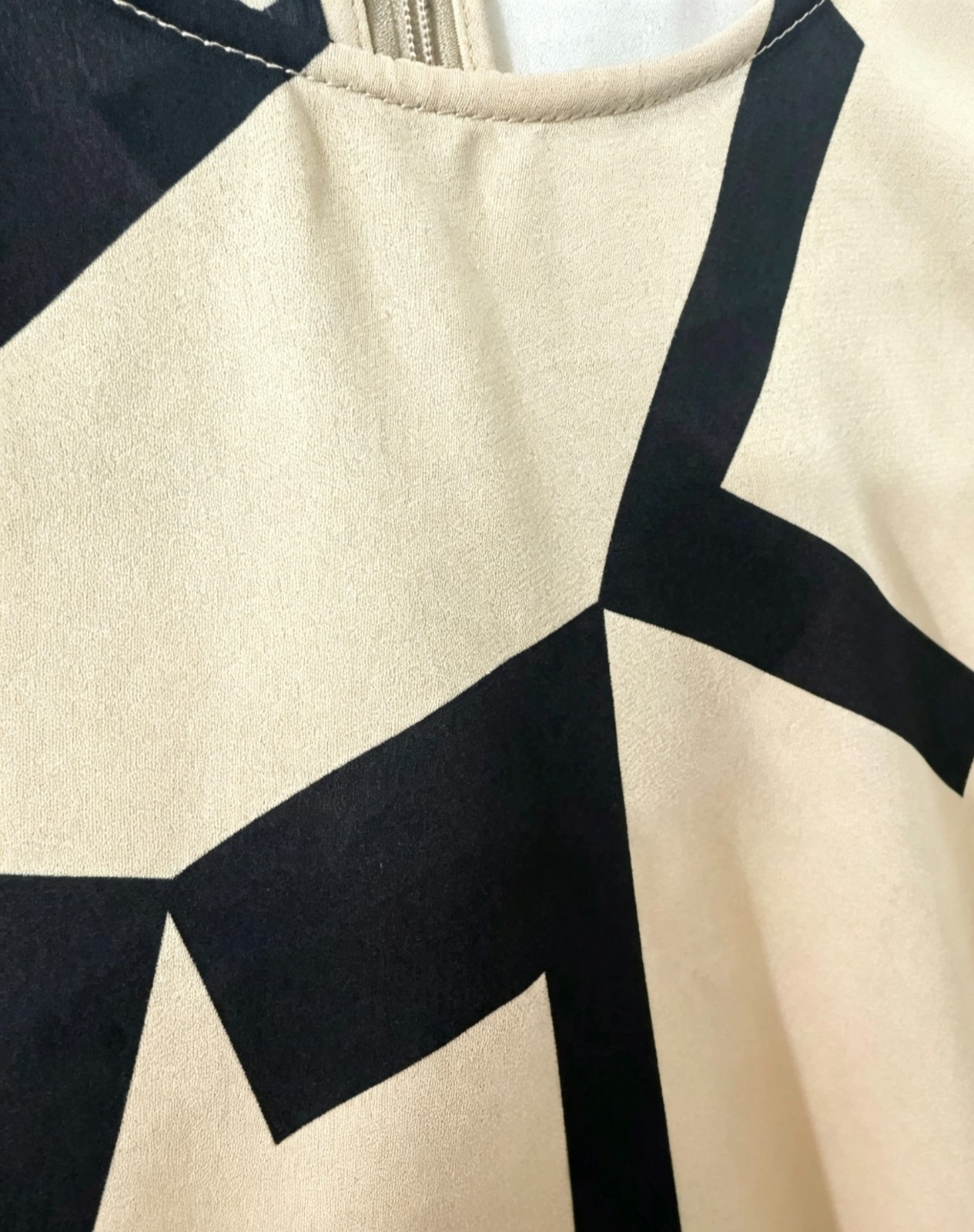 Women’s Geometric Print Sleeveless Top Beige Black Abstract Pattern Blouse