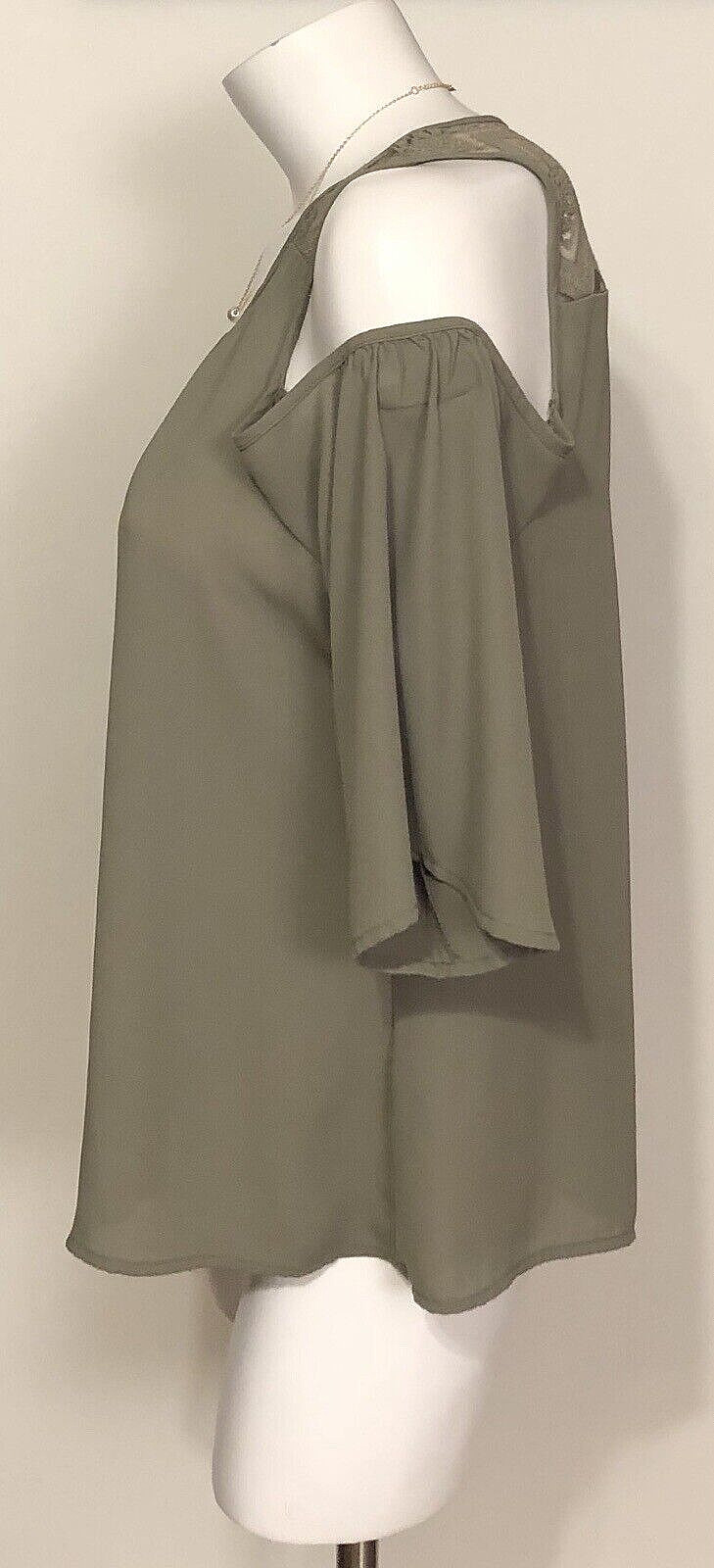 NWT JUNIOR’S CANDIE’S KEYHOLE COLD SHOULDER TOP OLIVE GREEN SIZE XL MSRP $38.00