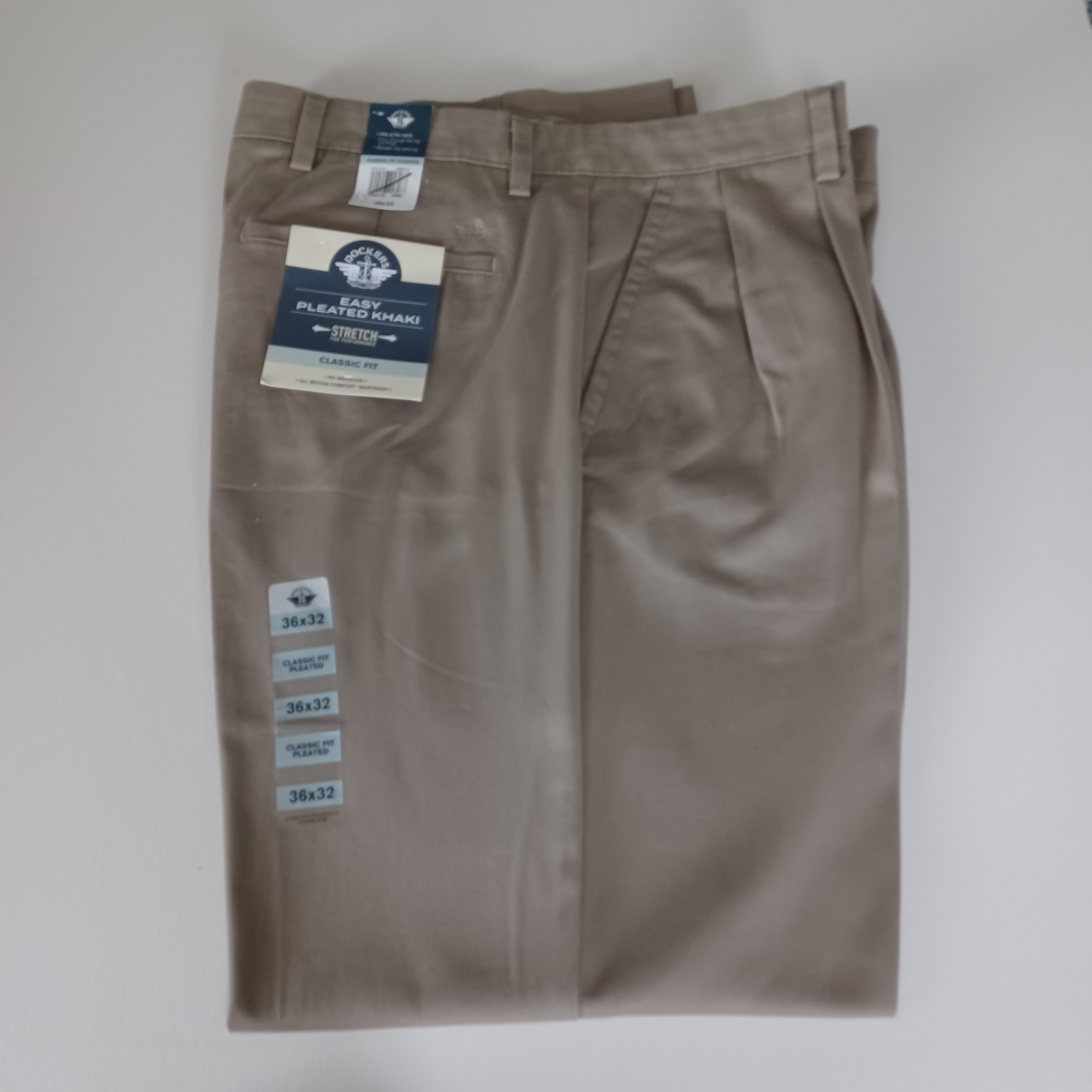 NWT Dockers 36 x 32 Easy Khaki Pleated Classic Fit Pants
