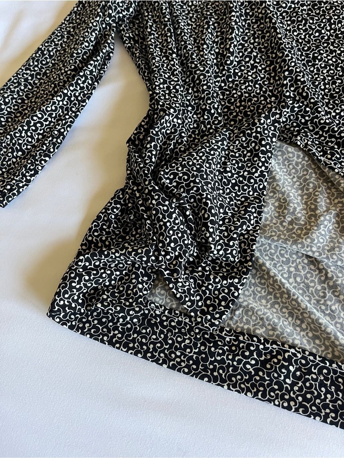 Sag Harbor Black & White Swirl Printed Long Sleeve Blouse Keyhole Size Medium