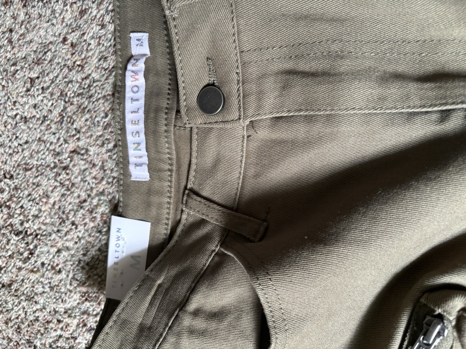 Tinsel Town Women’s Green Solid Cargo Shorts Size M, Zipper Accents, Pockets
