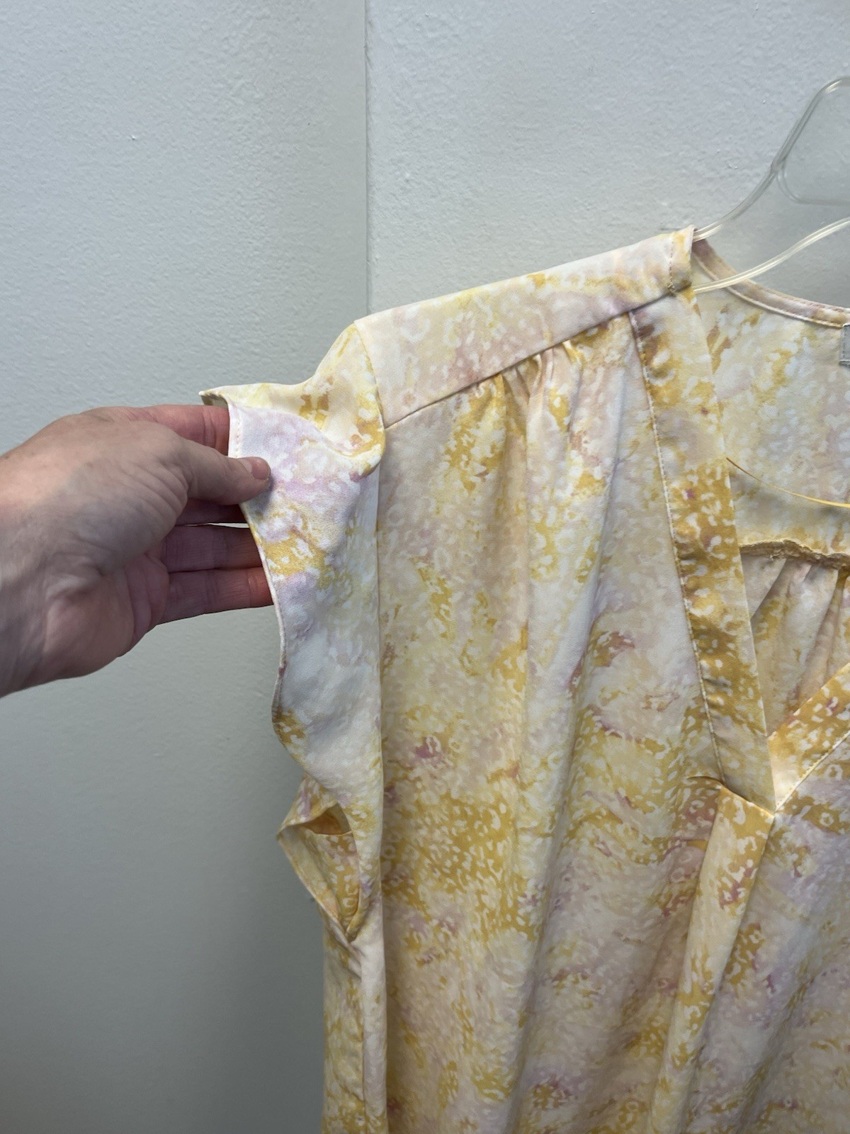 CHAUS Blouse Soft Yellow XL NWOT Ruffle Cap Sleeve Light Weight Beautiful