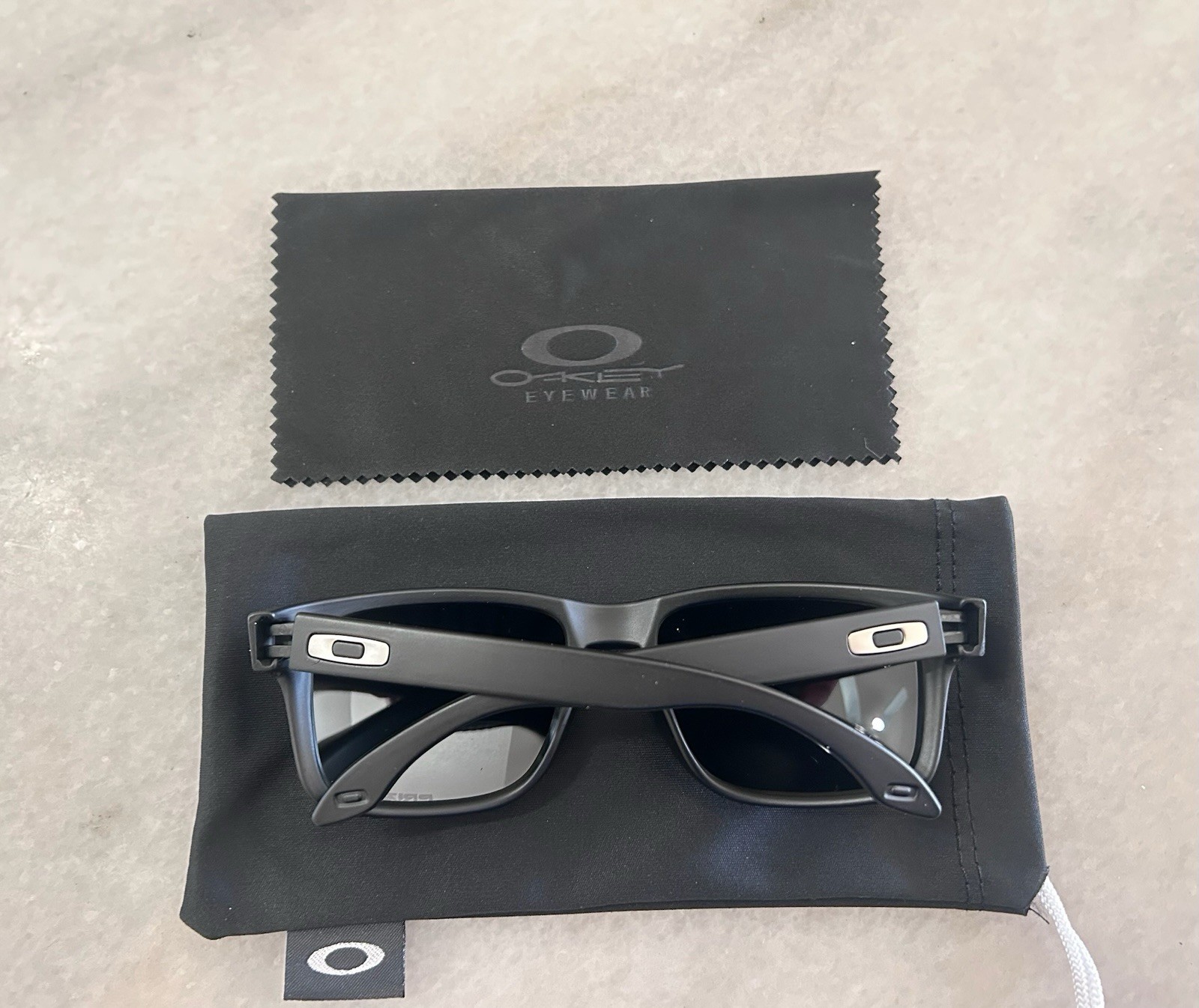 Oakley Holbrook Sunglasses Polarized Silver Lens, Silver Logo, Matte Black Frame